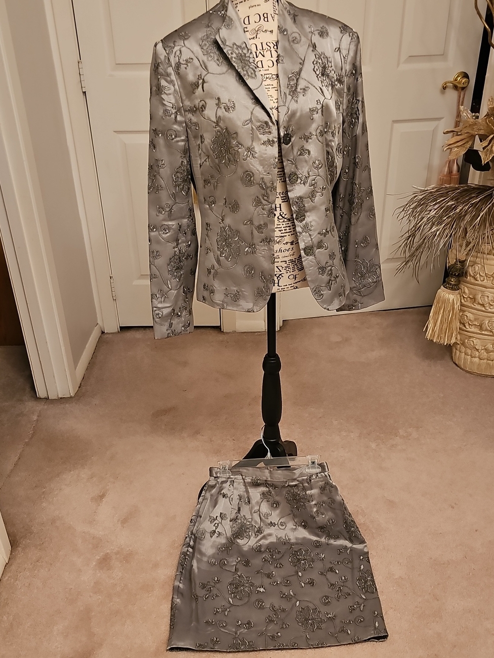 Women's Silver Floral Jacquard Blazer and Skirt Set  BERGAMO TWO PIECE SUIT !